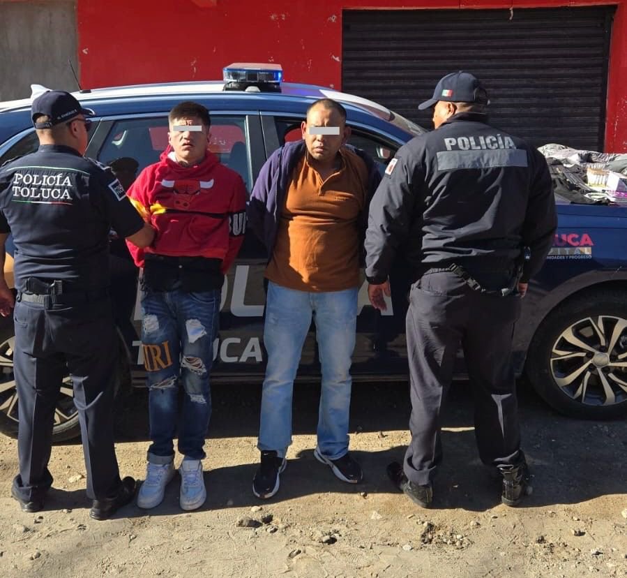 Policía de Toluca captura a dos sujetos tras asalto a tienda Oxxo
