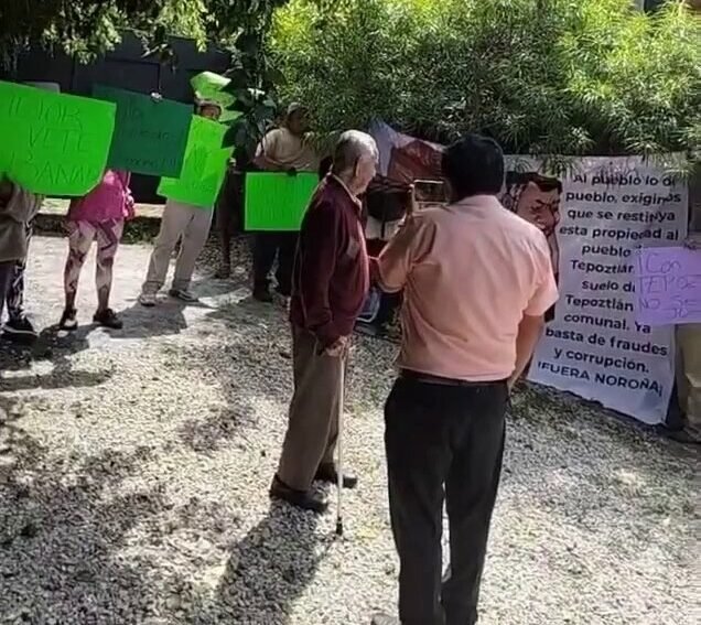 Protestas frente a la residencia del senador Fernández Noroña en Tepoztlán