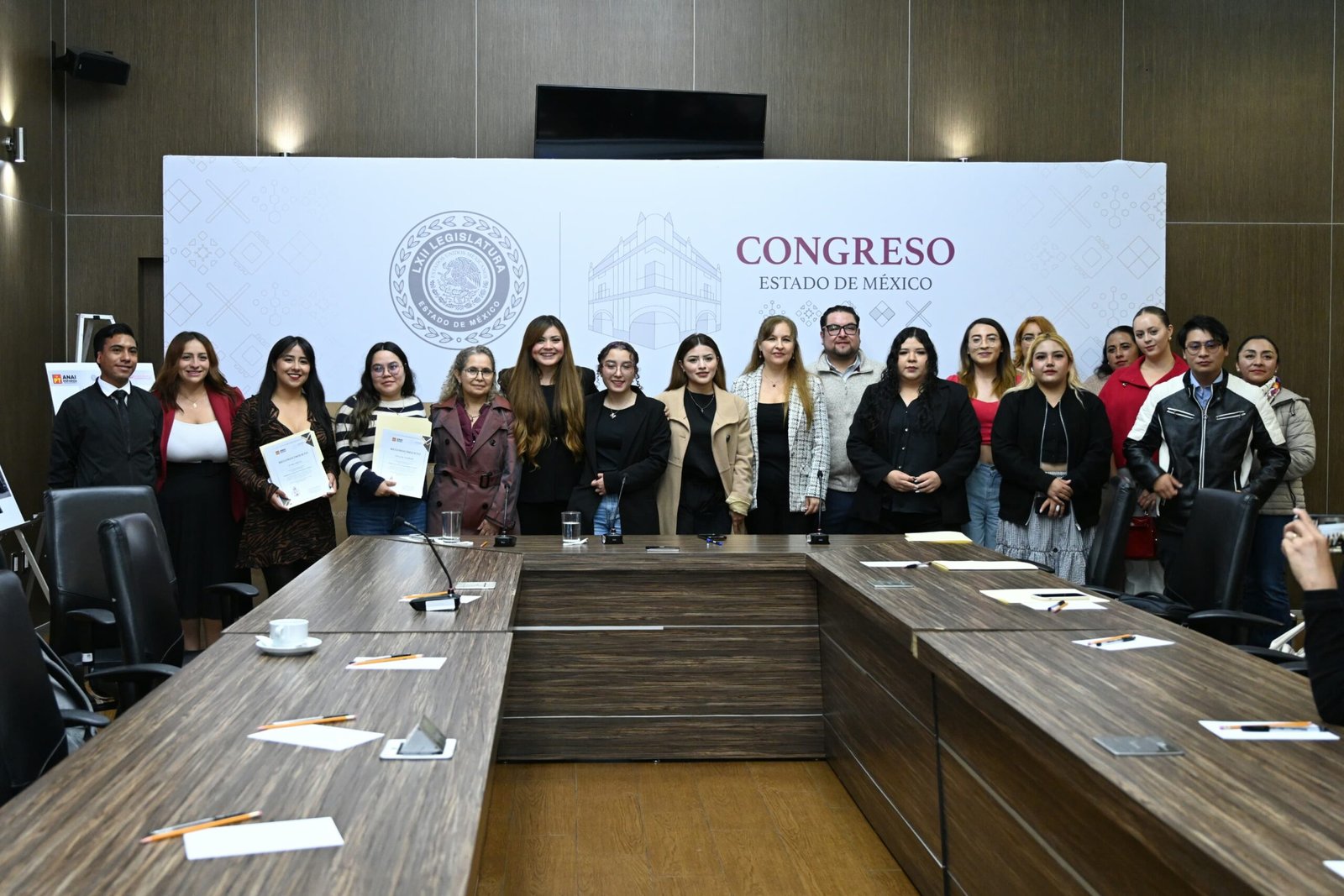 Exponen en Congreso mexiquense fotografías que documentan el papel de las mujeres en la política