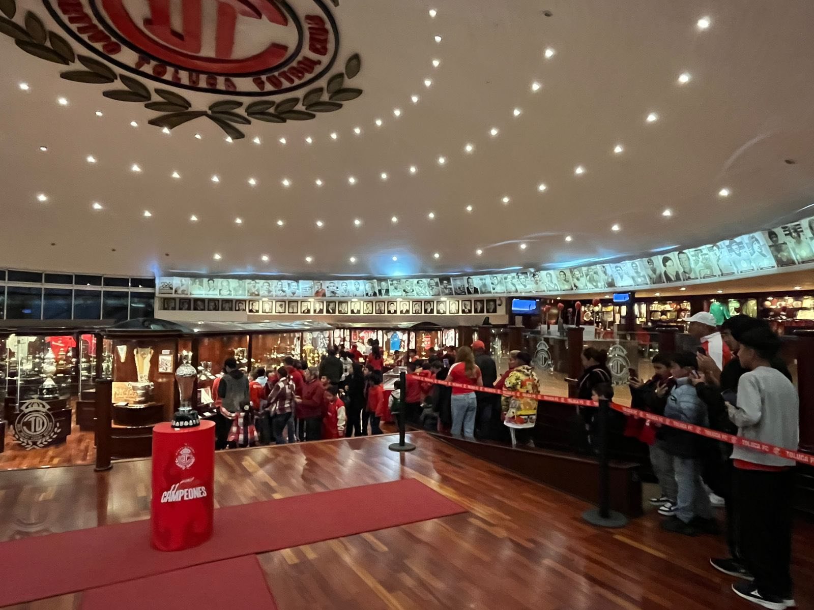 Imcufidez lleva a niños de Zinacantepec a visitar el Museo del Toluca FC