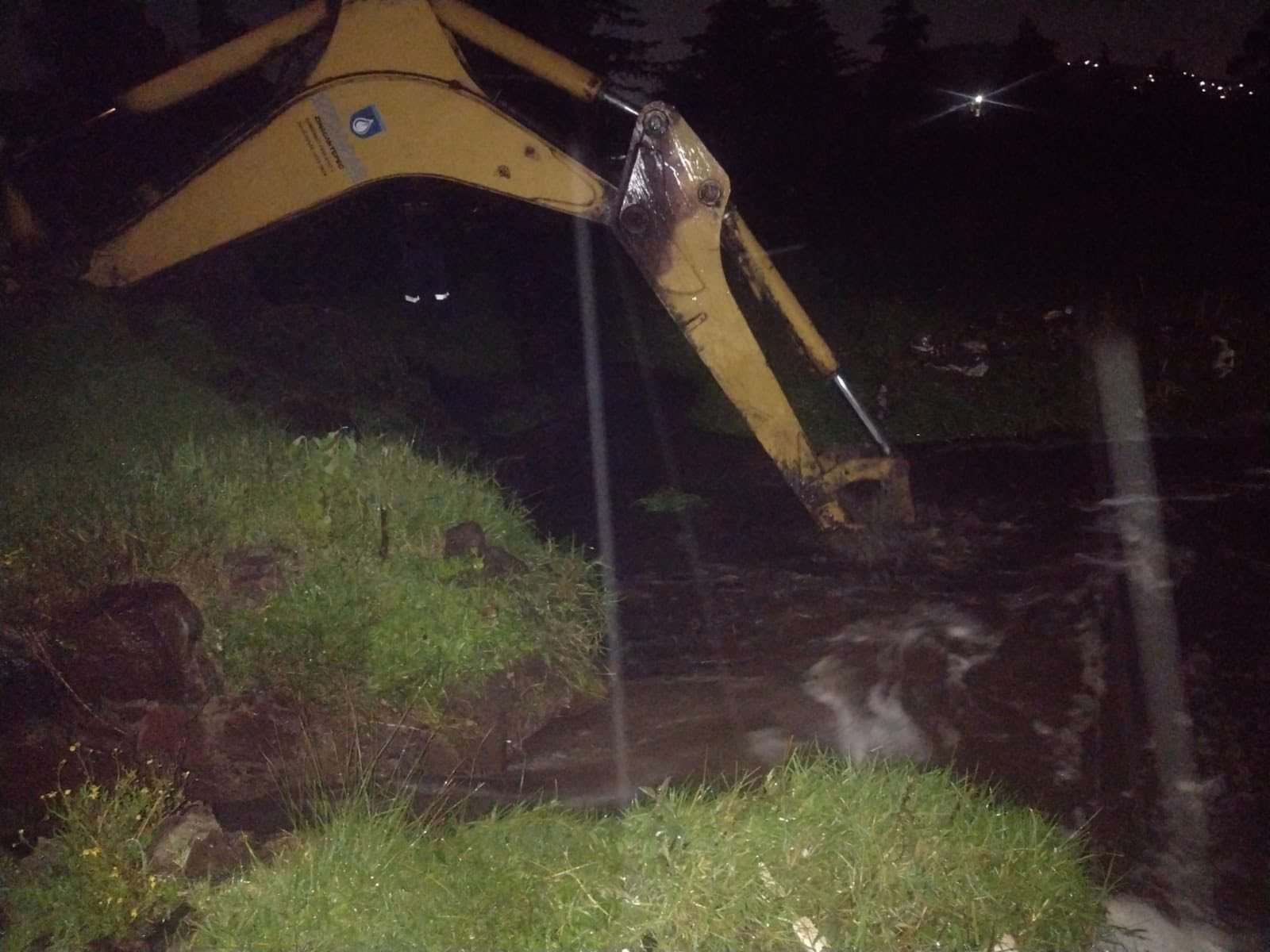 Atienden desbordamiento de canal en San Lorenzo Cuauhtenco, Zinacantepec
