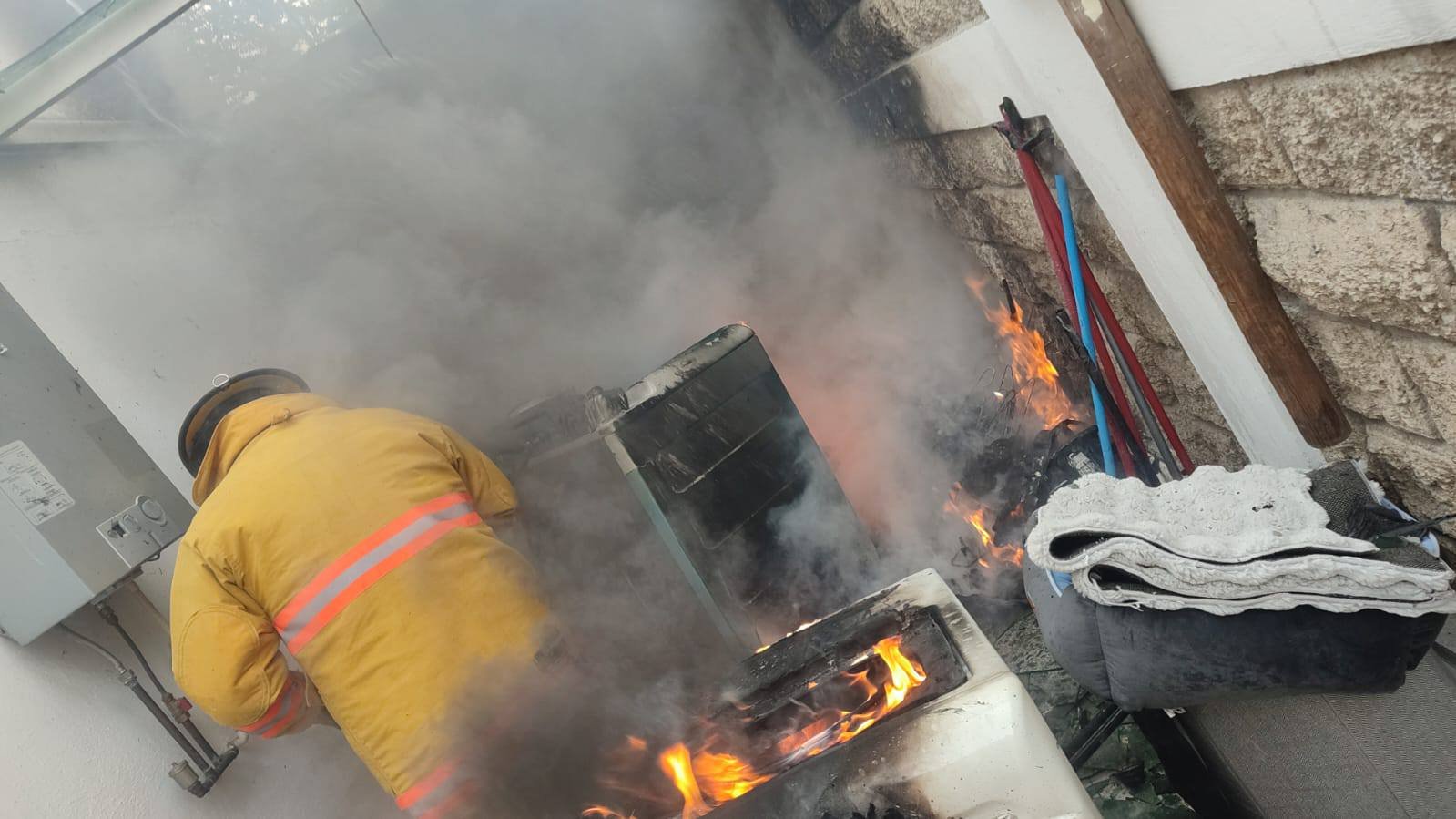 Explosión en vivienda de #Metepec: bomberos salvan a perrito