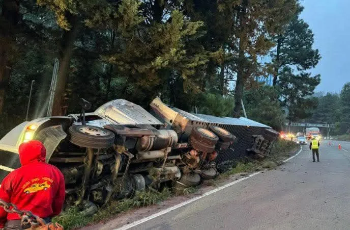 Vuelca tráiler sin frenos en la México-Toluca