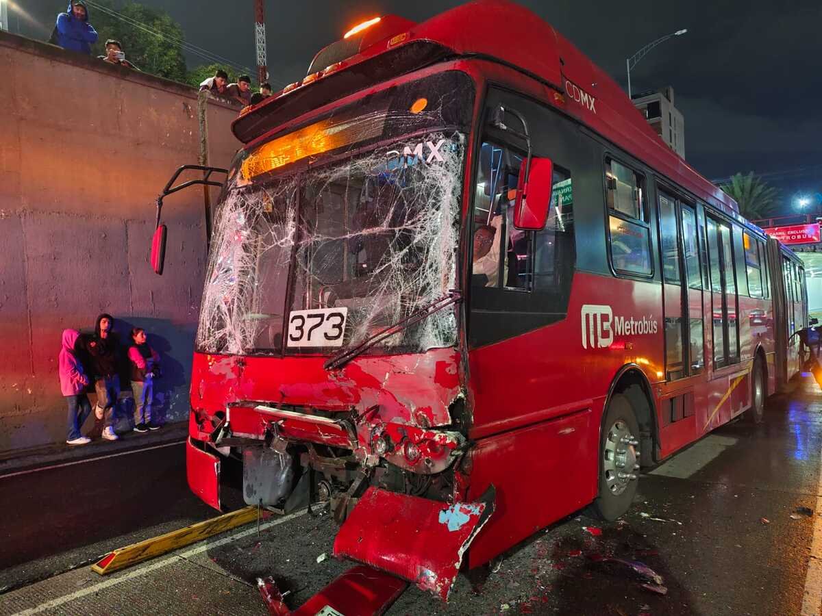Choque entre dos unidades del Metrobús deja 12 heridos en la CDMX