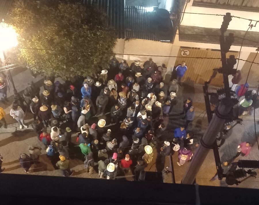 Mantuvieron raptados toda la noche a trabajadores del TRIJAEM en Toluca en protesta por exfuncionario detenido