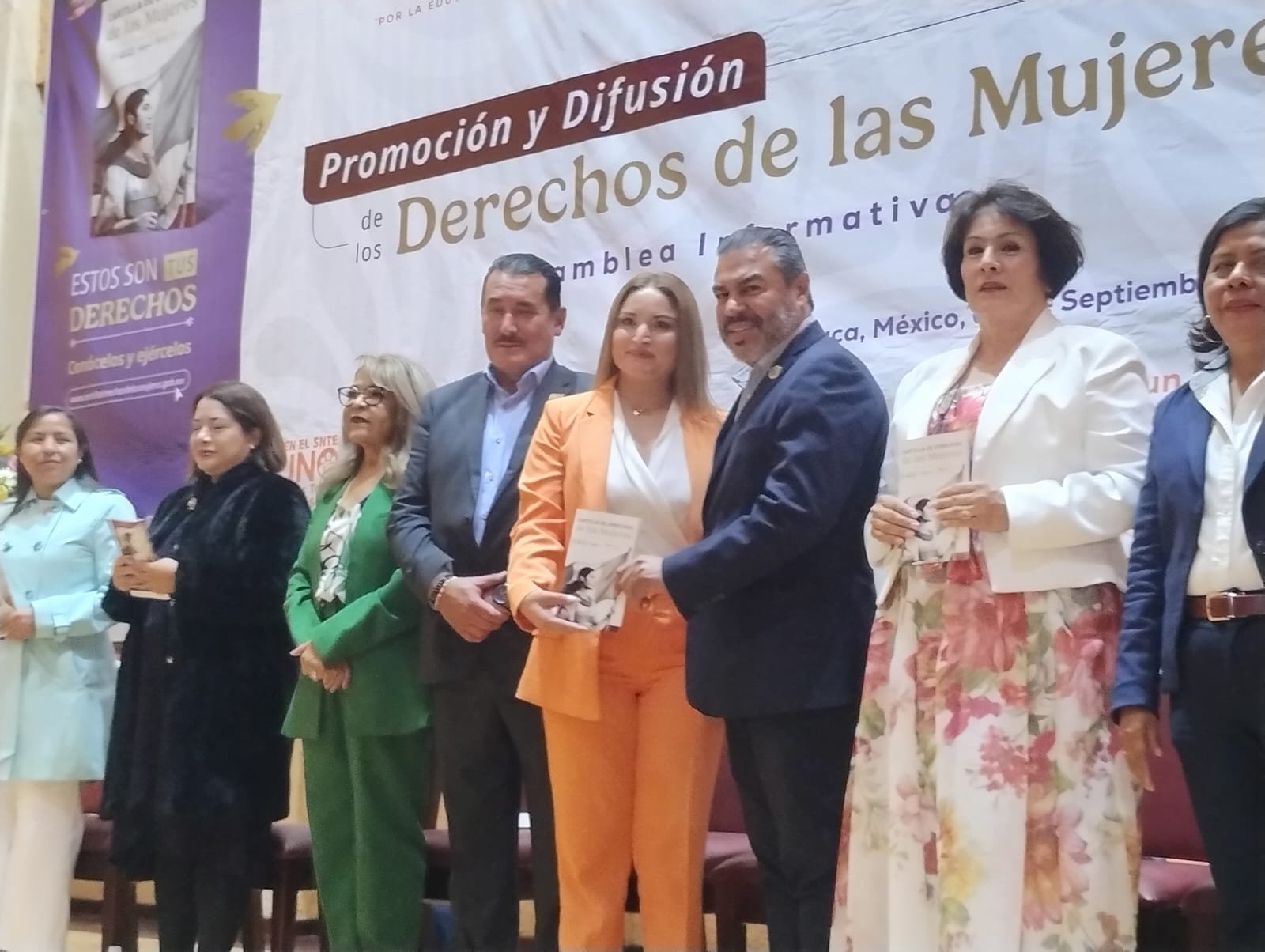 SNTE Sección 17: Entrega de cartillas de los derechos de la mujer a mujeres tejedoras