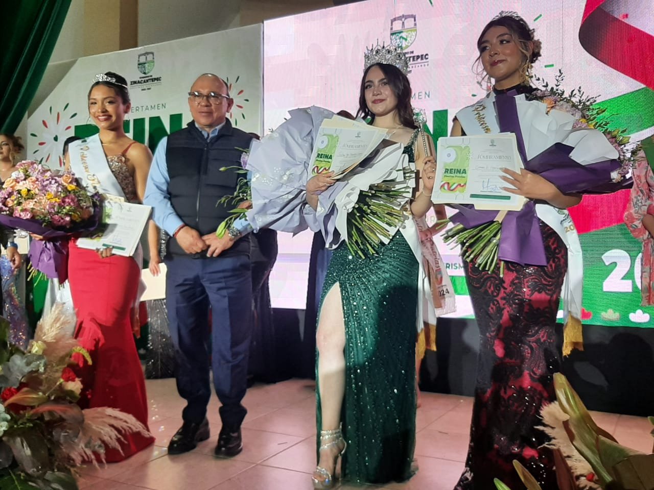 Coronan a la nueva Reina de las Fiestas Patrias de Zinacantepec