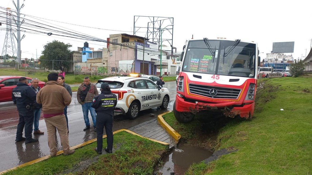 Unidad de Flecha de Oro derrapa y cae en zanja