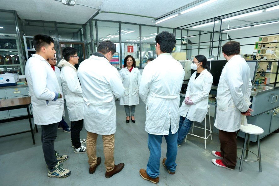 ¡Zarza en modo químico! Rectora de UAEMéx se pone bata y recorre laboratorios tras histórica mesa con estudiantes de Química