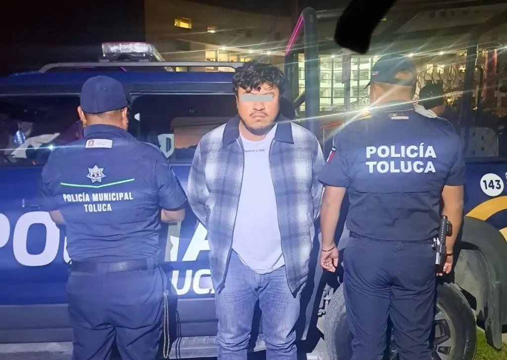 Detienen en #Toluca a sujeto de Guerrero con arma exclusiva del ejército