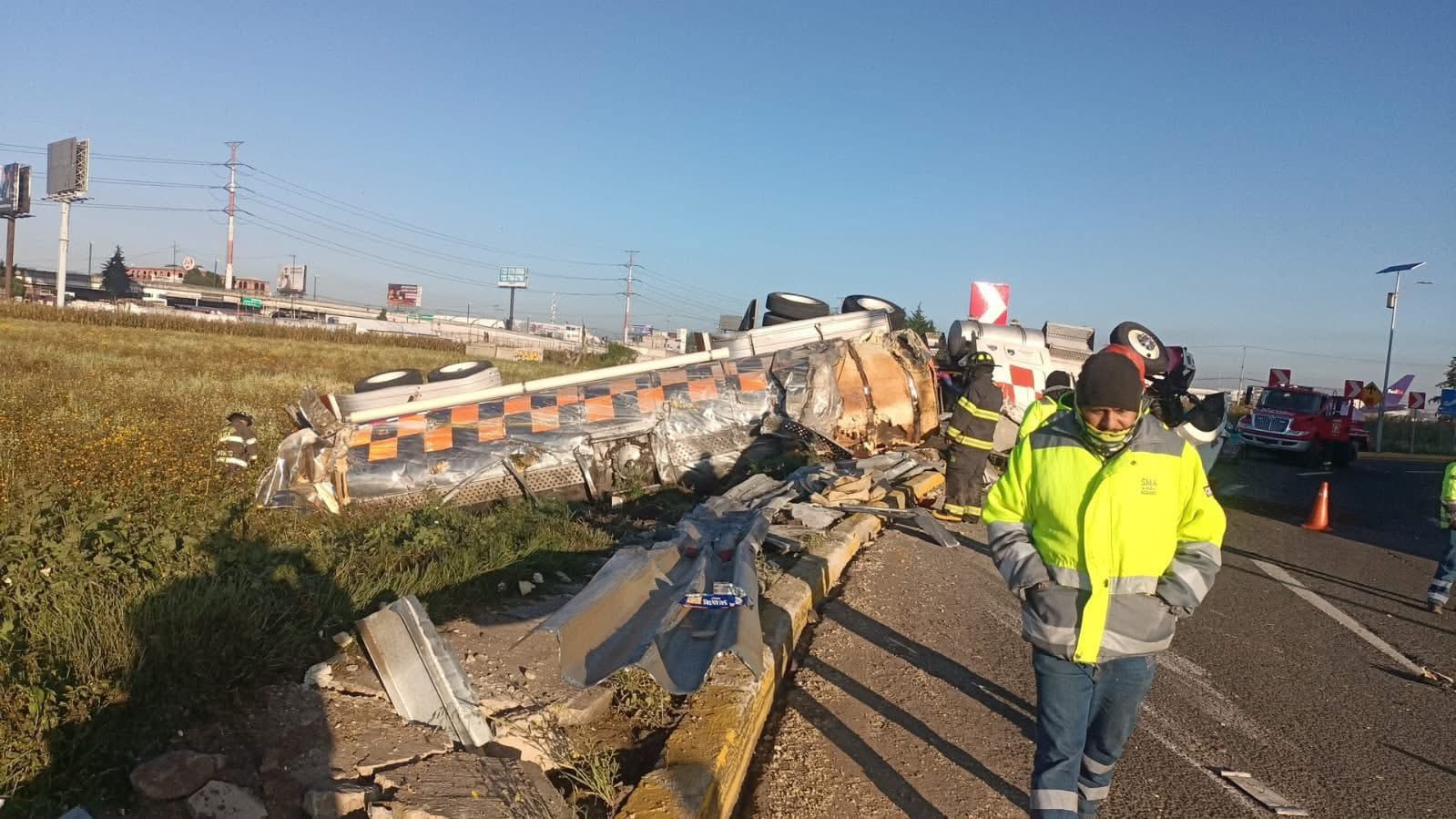 OJO: Volcadura de pipa sobre Boulevard Aeropuerto de #Toluca
