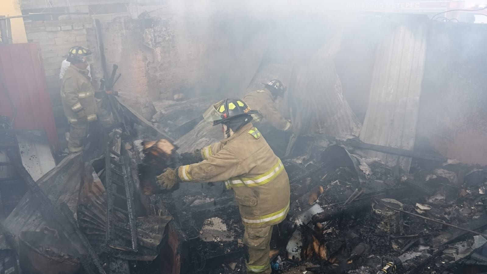 Bomberos de #Metepec controlan incendio en Barrio de Coaxustenco