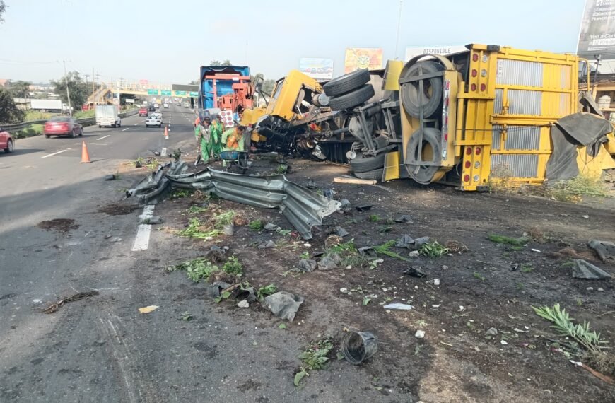 OJO: Volcadura de camión genera congestión en la carretera México-Toluca