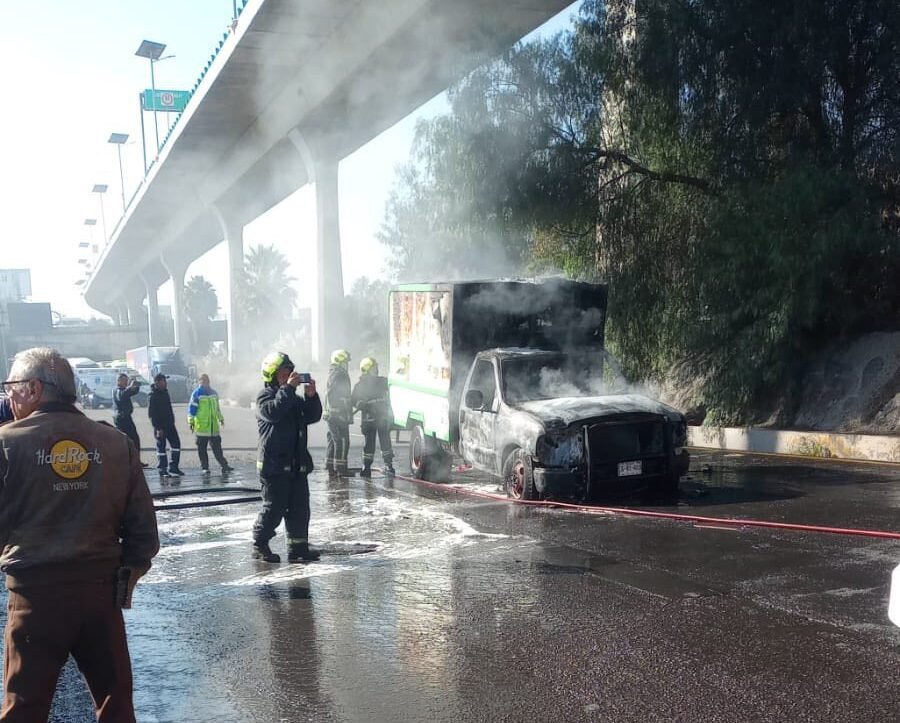 ÚLTIMA HORA: Se incendia camioneta en la México-Querétaro; a la altura de Cuautitlán Izcalli