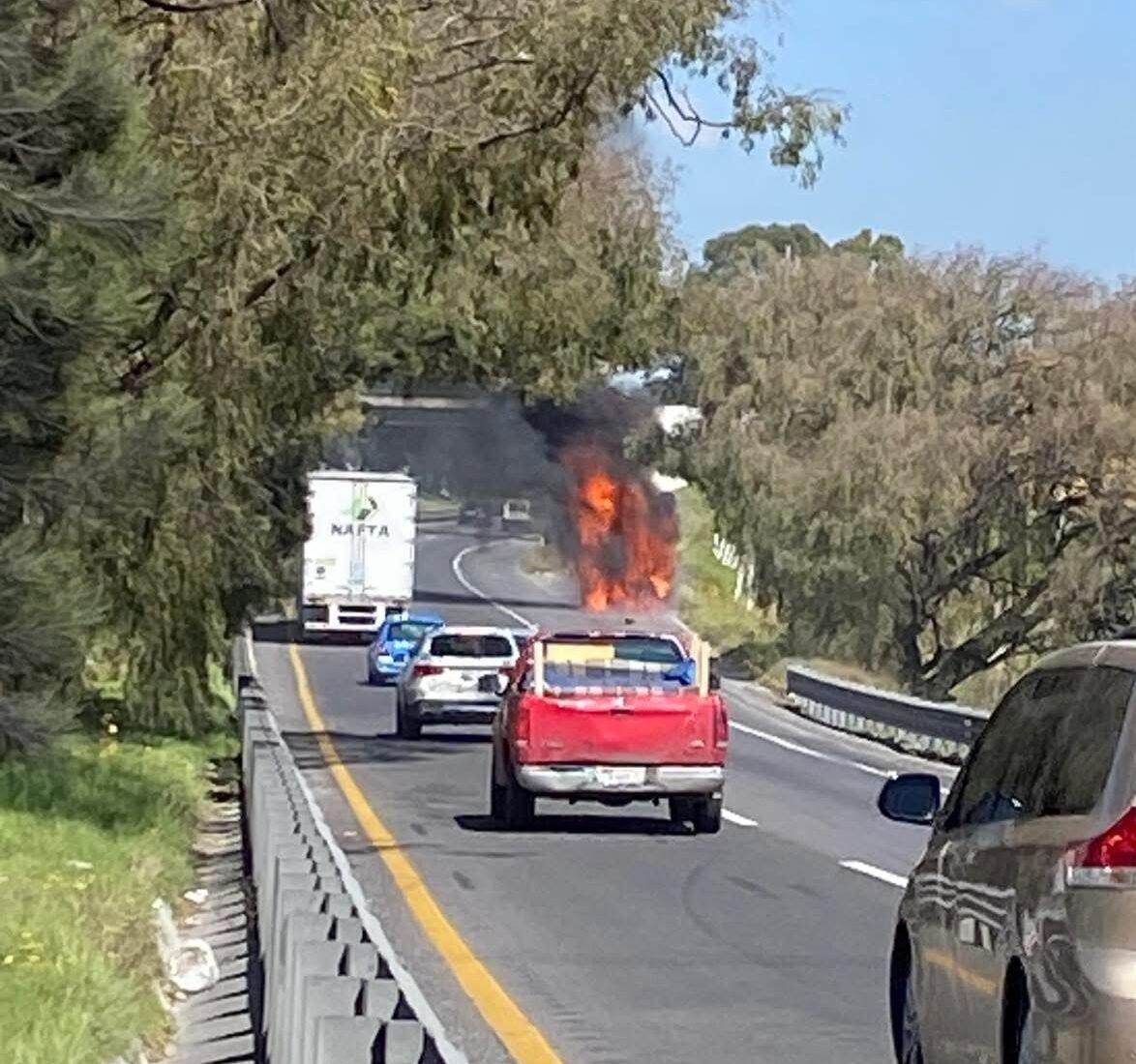 Se incendia camioneta sobre la autopista Toluca-Atlacomulco