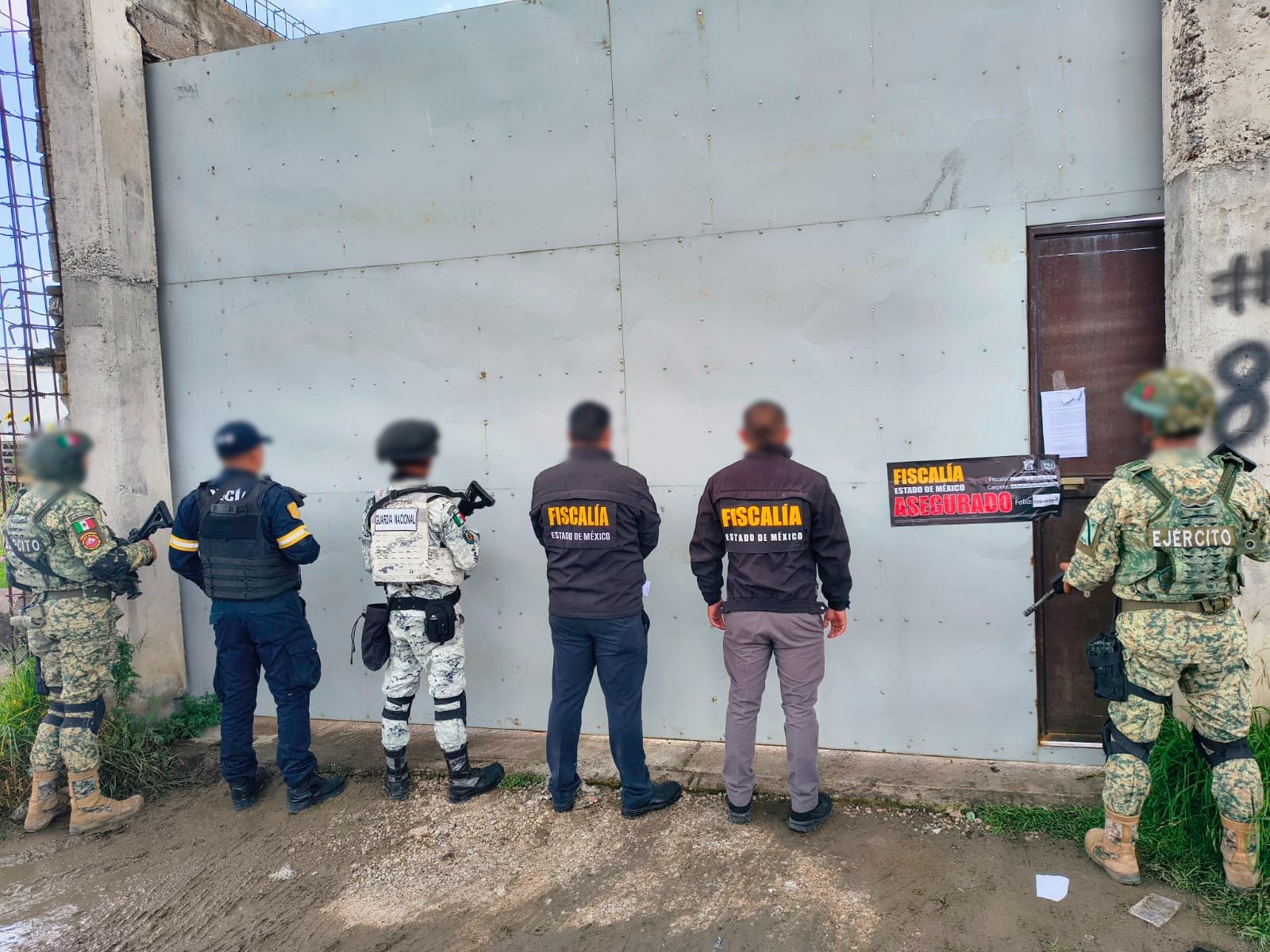 Operativo en predio de #Otzolotepec, donde había varios tractocamiones robados