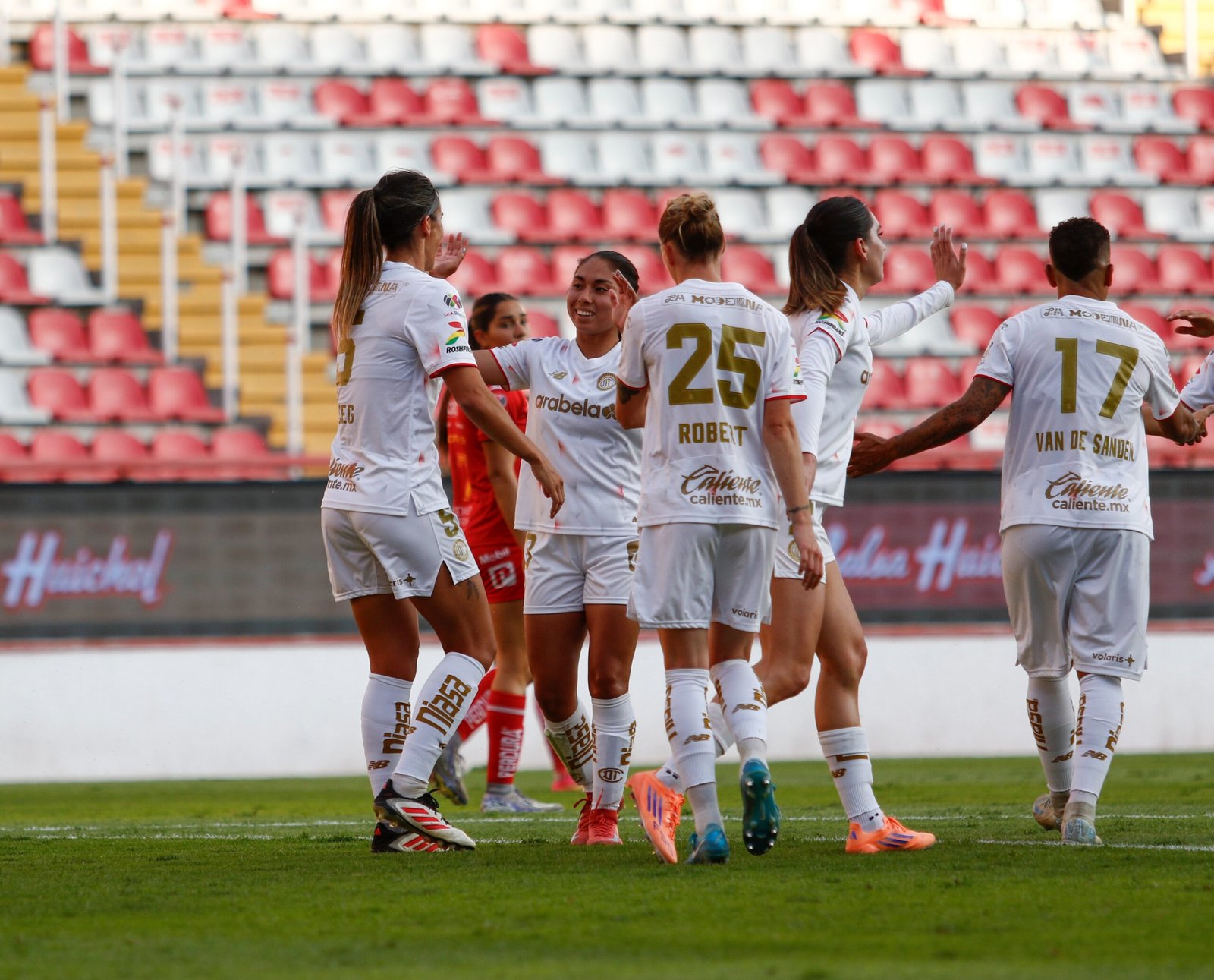 Diablas Rojas del Toluca derrotan al Necaxa y aseguran su pase a la liguilla