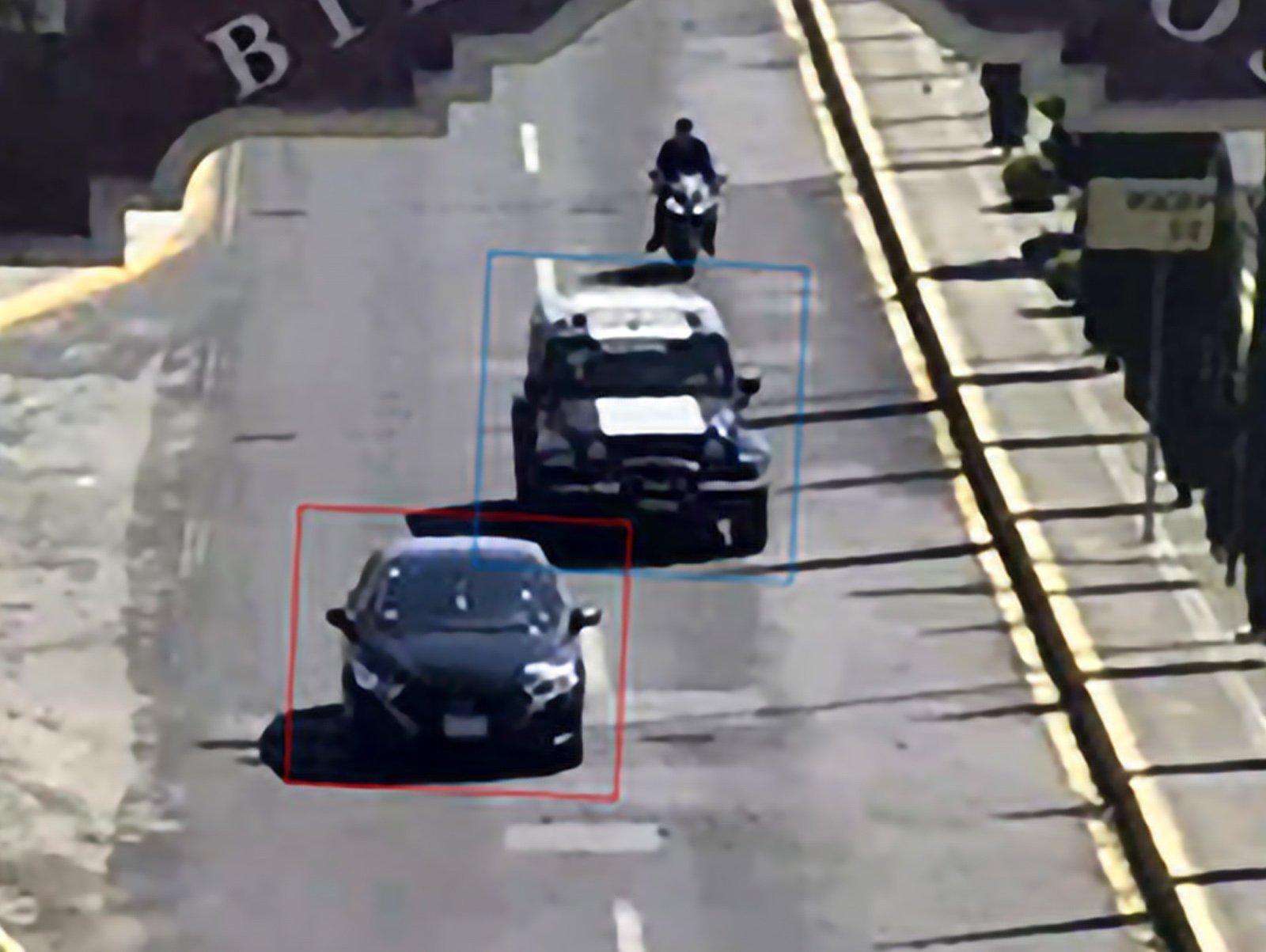 Aseguran en #Ocoyoacac vehículo utilizado para robo a cuentahabiente en Atlacomulco; dos peruanos detenidos