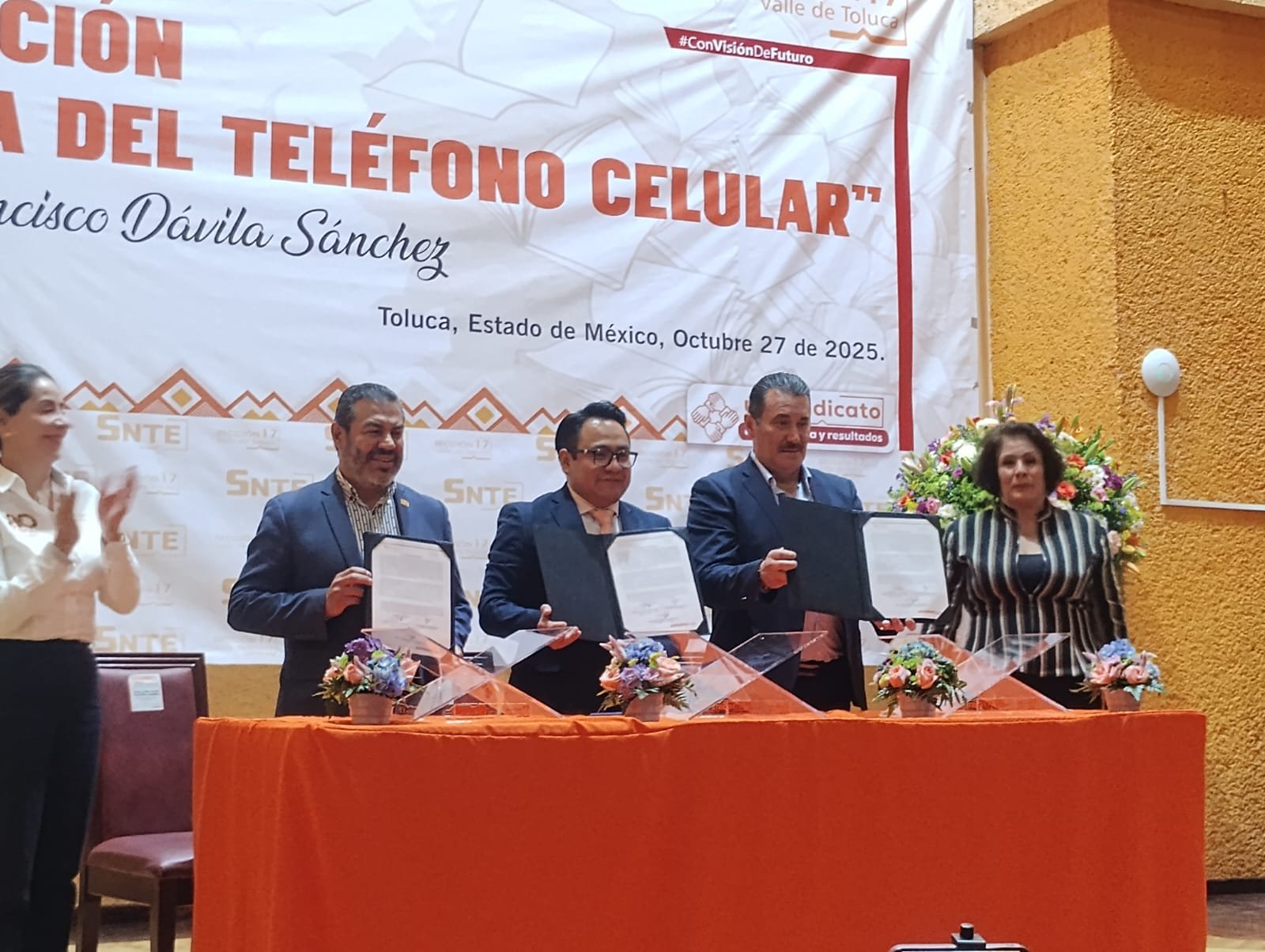 Presentan el libro “La Educación en la Era del Teléfono Celular”
