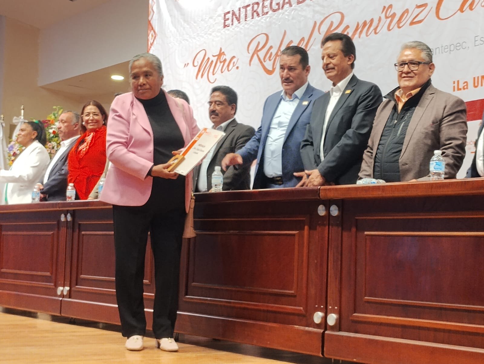 Reciben jubilados de la Sección 17 del SNTE la medalla “Maestro Rafael Ramírez Castañeda”