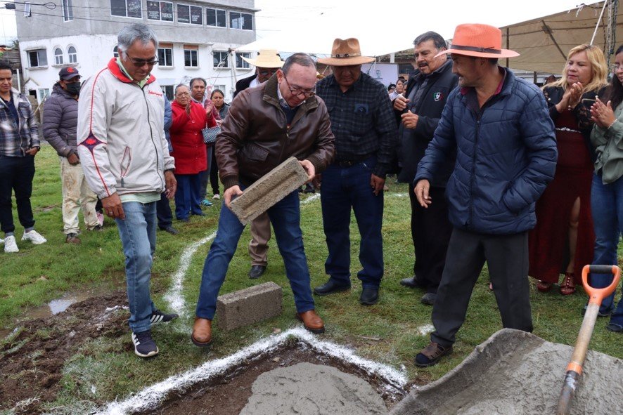 Zinacantepec construye nuevo kiosco y plaza cívica en San Bartolo El Llano; alcalde Vilchis Viveros supervisa obra de 874 m²