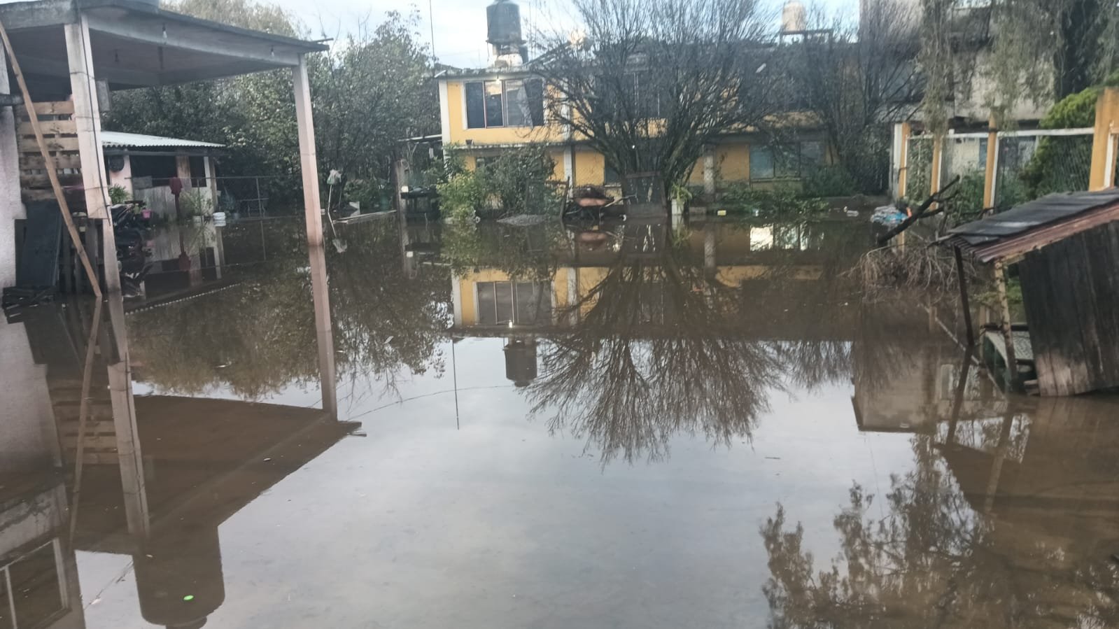 Bomberos de #Toluca atienden taponamiento de drenaje en Guadalupe Totoltepec