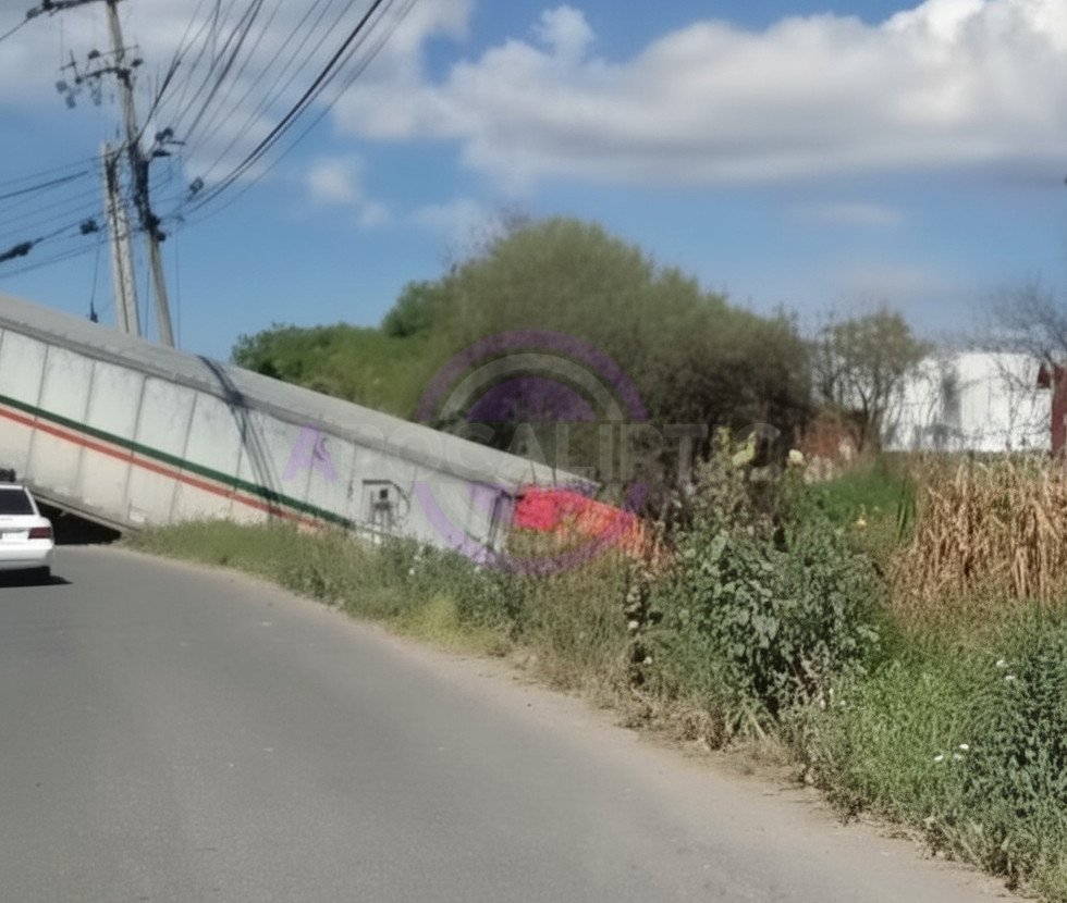 OJO: Tráiler se va al canal en avenida de Las Partidas, Lerma, generando caos vial