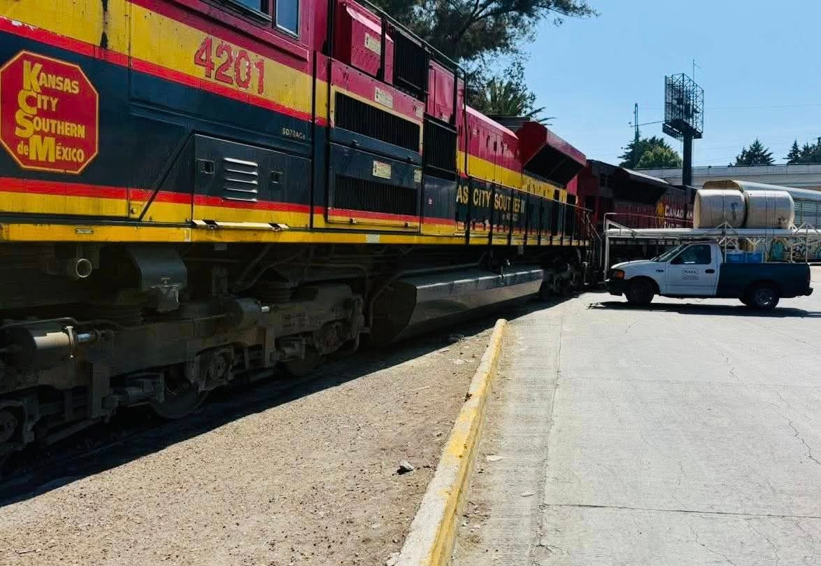 OJO: Descarrila tren en cruce de Tollocan y Comonfort; genera caos vial en #Toluca