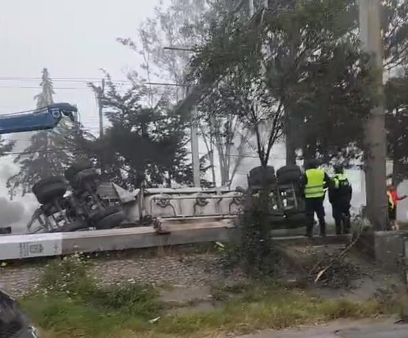 Volcadura de tráiler bloquea la Toluca-Atlacomulco a la altura de Palmillas