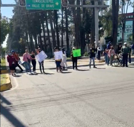Familias de niños con cáncer se manifiestan en Paseo Tollocan por falta de medicamentos