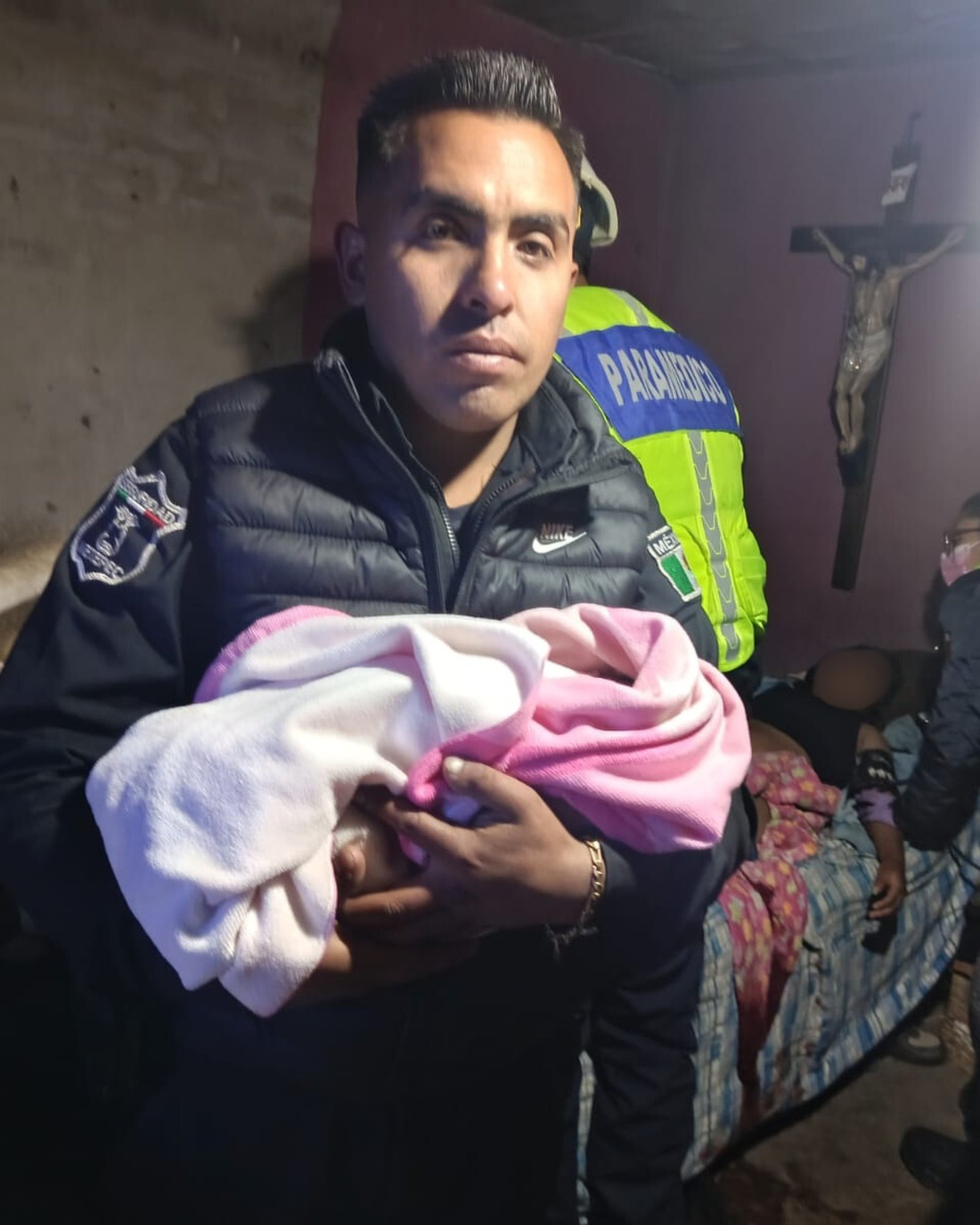 Policías y personal de Protección Civil de #Metepec auxilian a joven en labor de parto