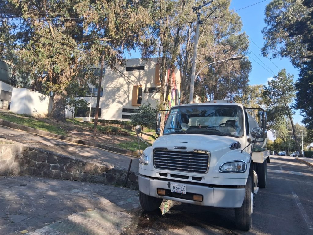 #Toluca envía abastecimiento emergente de agua a Ciudad Universitaria por trabajos de rehabilitación