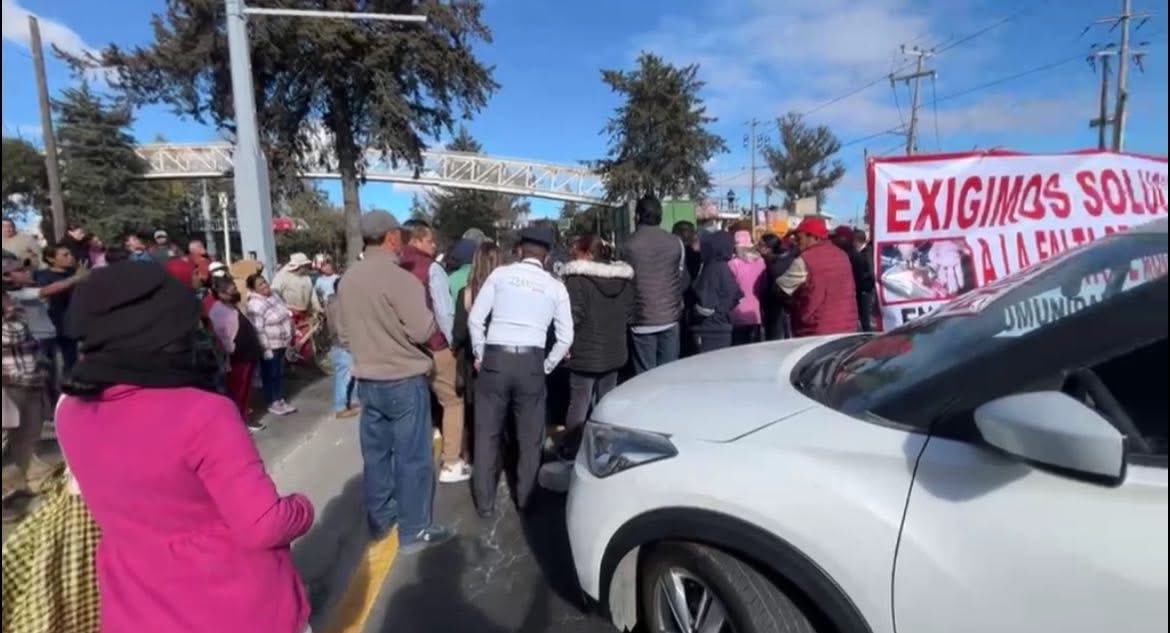 Protesta por falta de agua desquicia la Toluca-Atlacomulco
