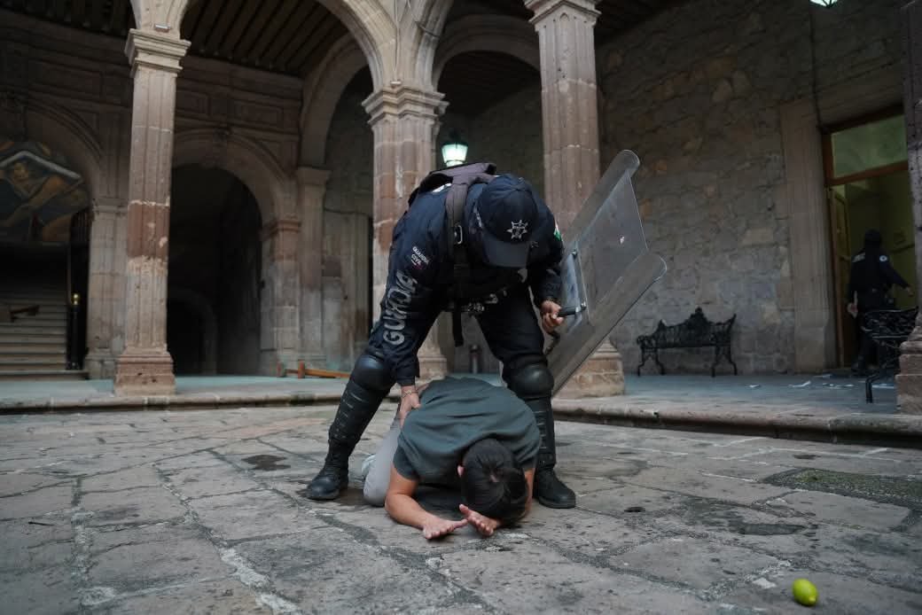 Destrozos en Palacio de Gobierno en Michoacán durante protestas por caso Carlos Manzo; 8 detenidos