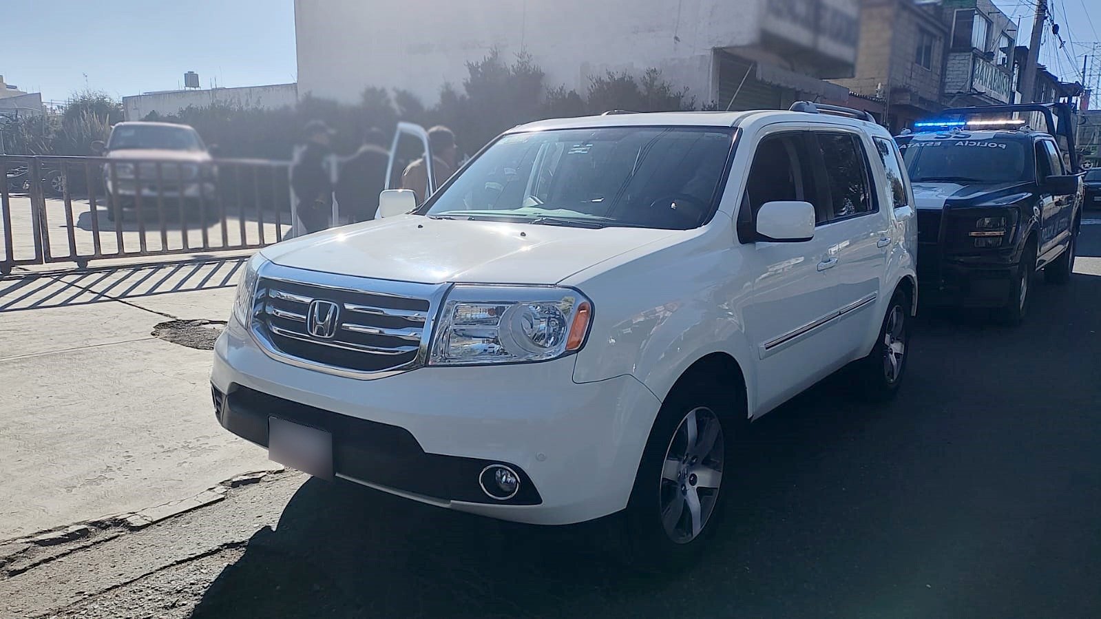 Aseguran camioneta vinculada a robos a cuentahabientes en el Valle de Toluca; 5 detenidos