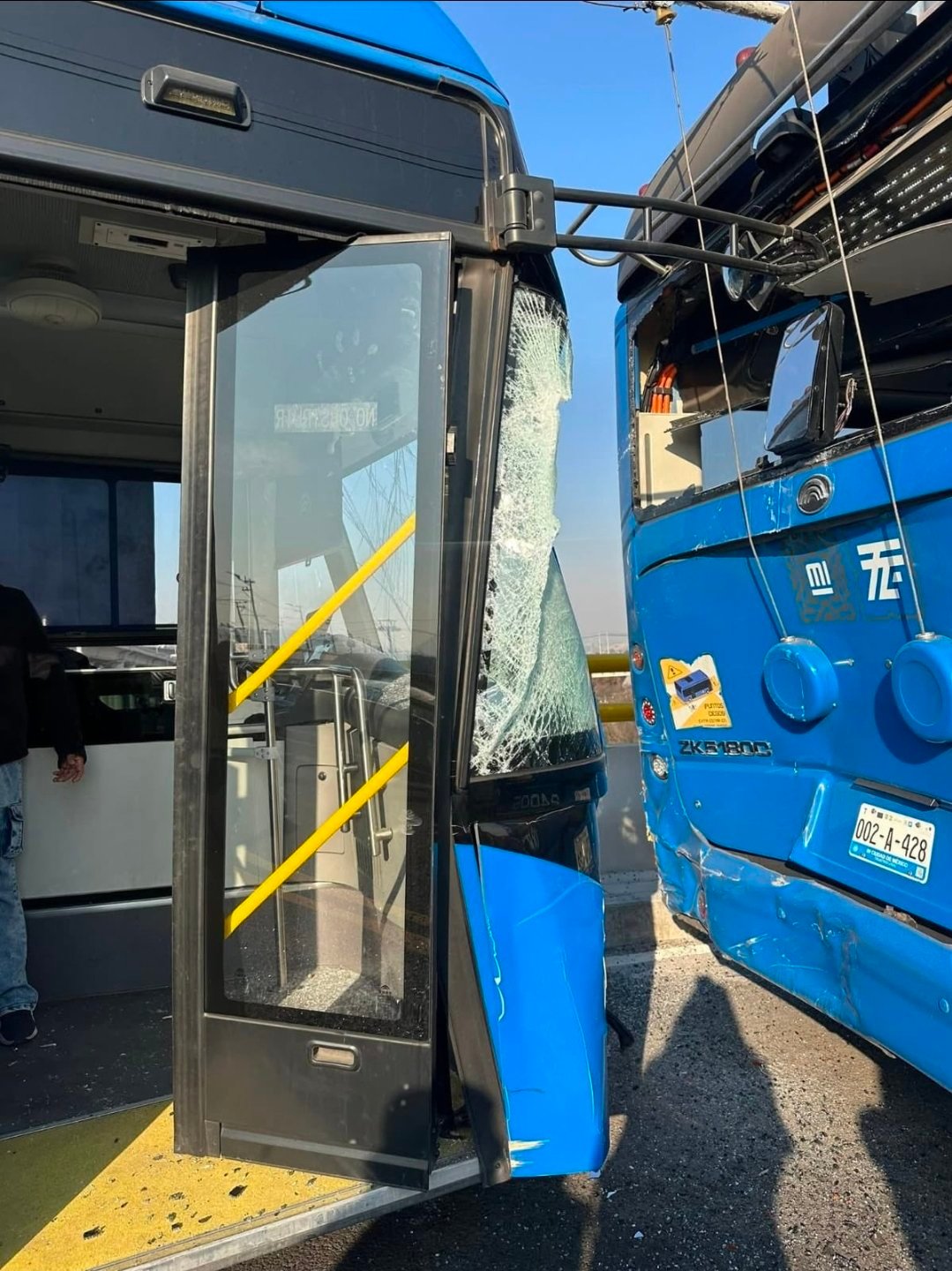 Chocan unidades del Trolebús Elevado en la Línea 10