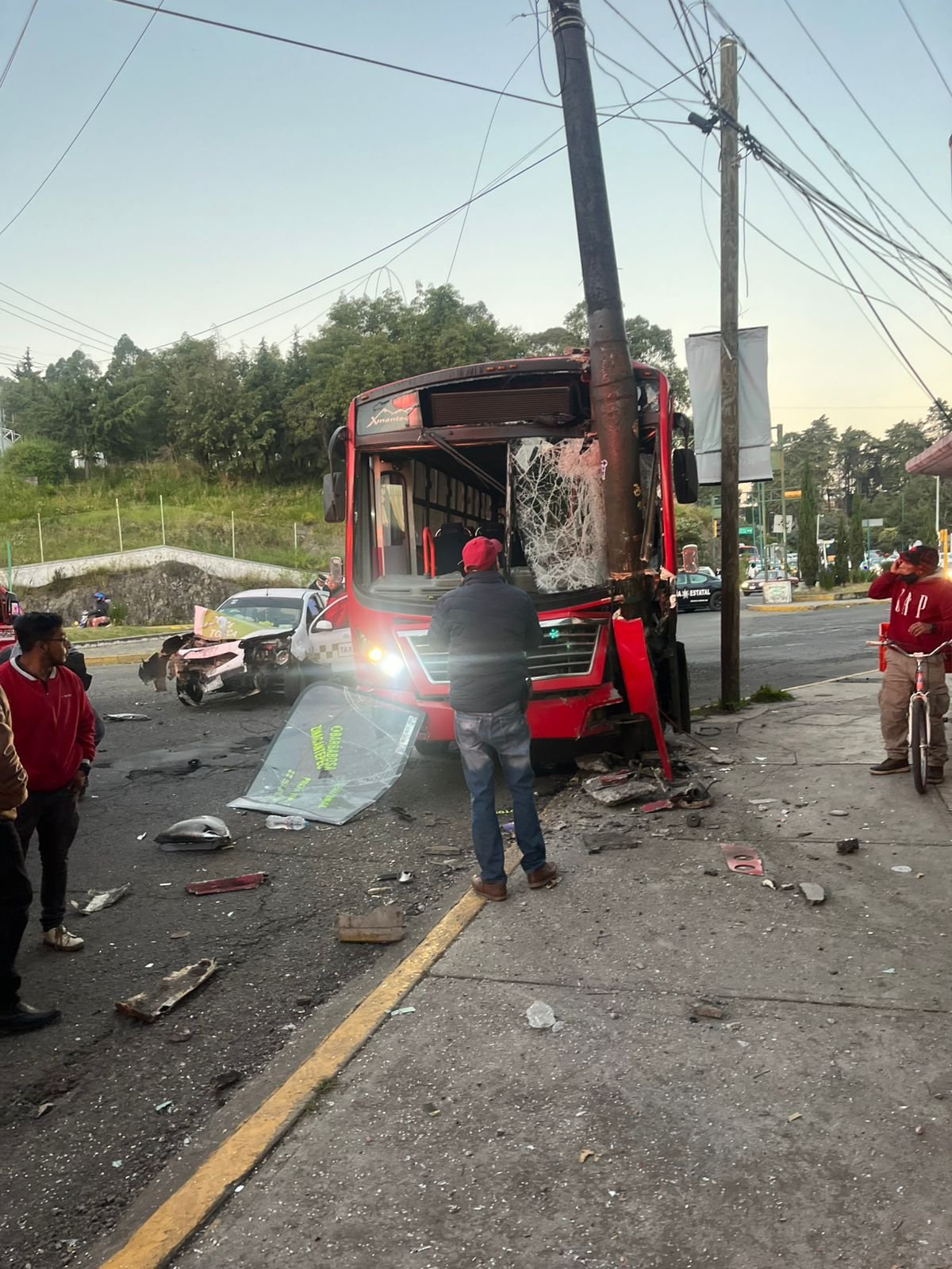 OJO: Accidente de autobús deja 15 lesionados frente a Ciudad Universitaria de #Toluca