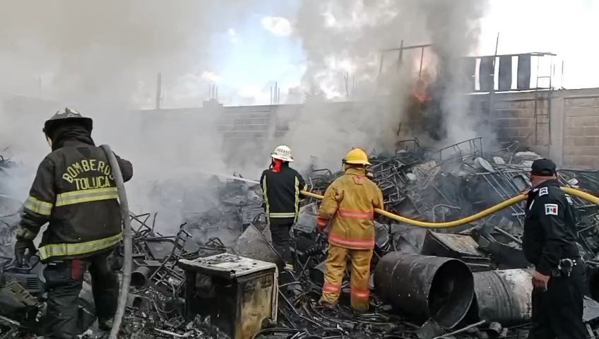 Movilización en #Toluca por incendio en fábrica recicladora; piden evitar la zona