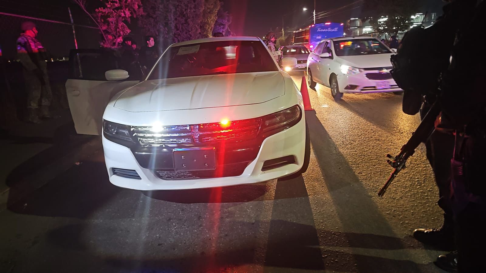 Detienen a sujeto que circulaba en vehículo modificado como patrulla en #Toluca