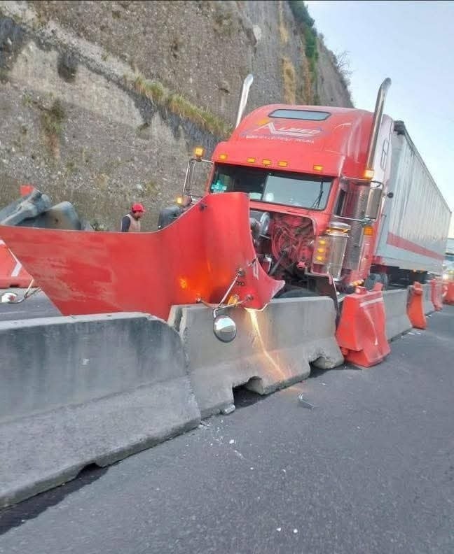 OJO: Accidente de tráiler provoca bloqueo de la Toluca-Naucalpan