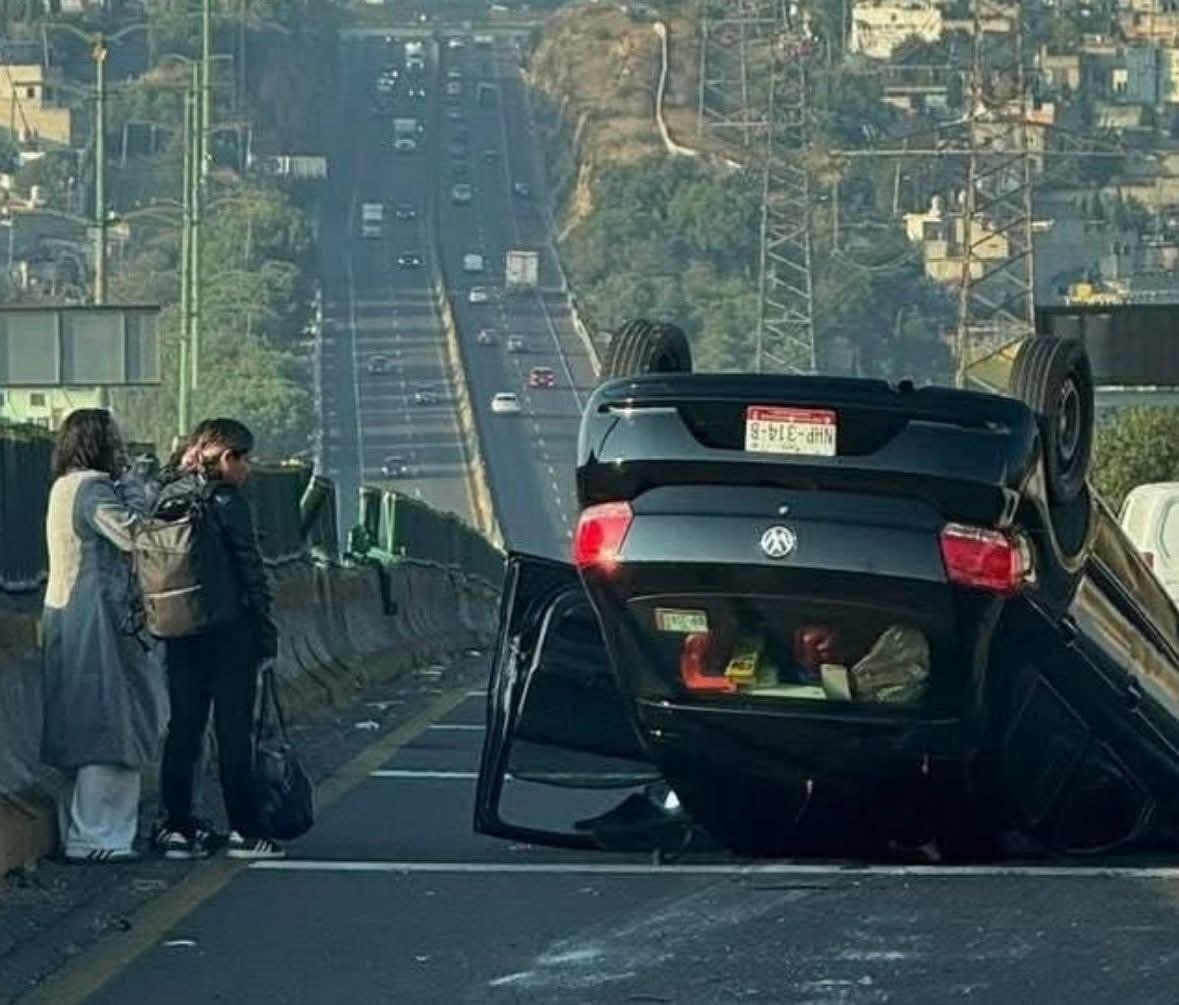 Volcadura genera carga vehicular en la autopista Chamapa–Lechería