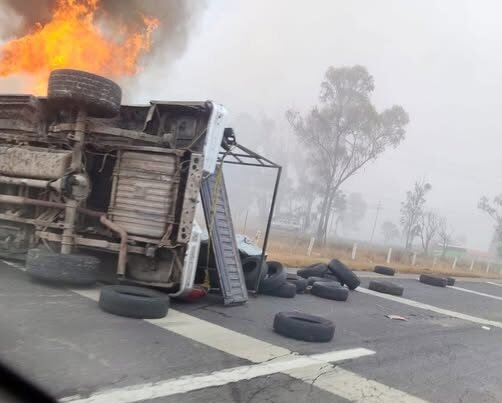 OJO: Volcadura e incendio de camioneta generan afectaciones viales en la Toluca–Atlacomulco