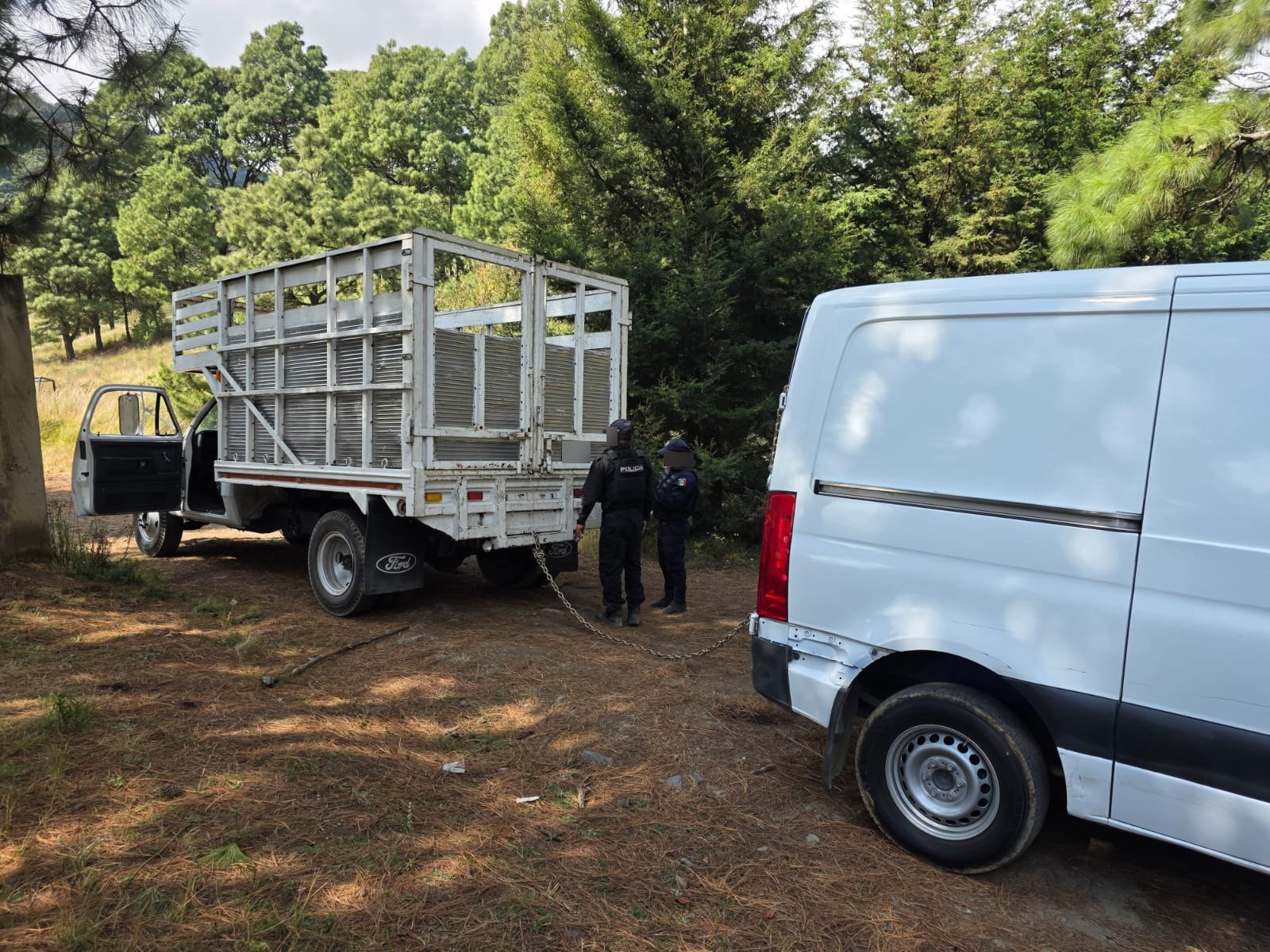 Tras persecución rescatan a dos transportistas privados de su libertad en #Tenango del Valle