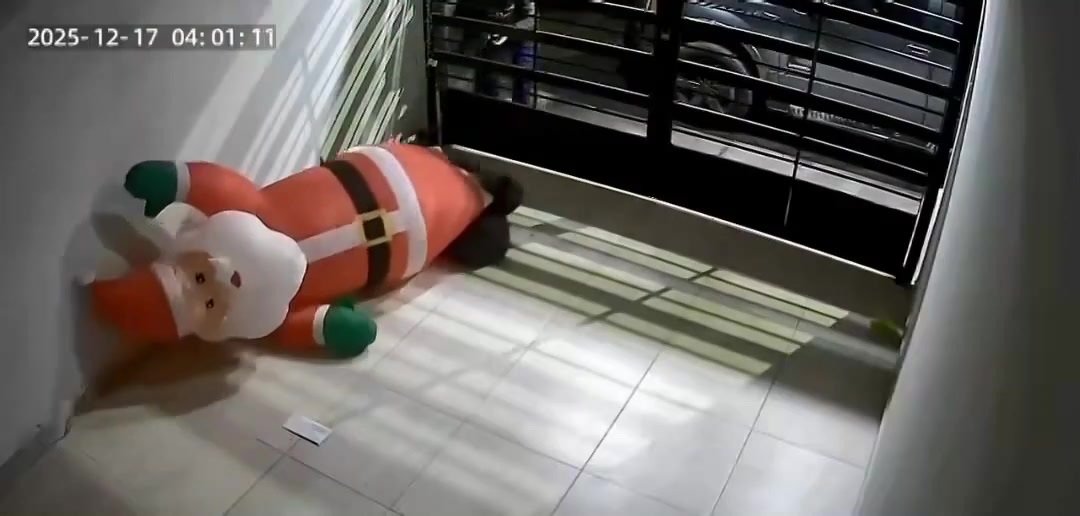Con sorprendente calma raptan Santa Claus inflable del interior de una vivienda. VIDEO