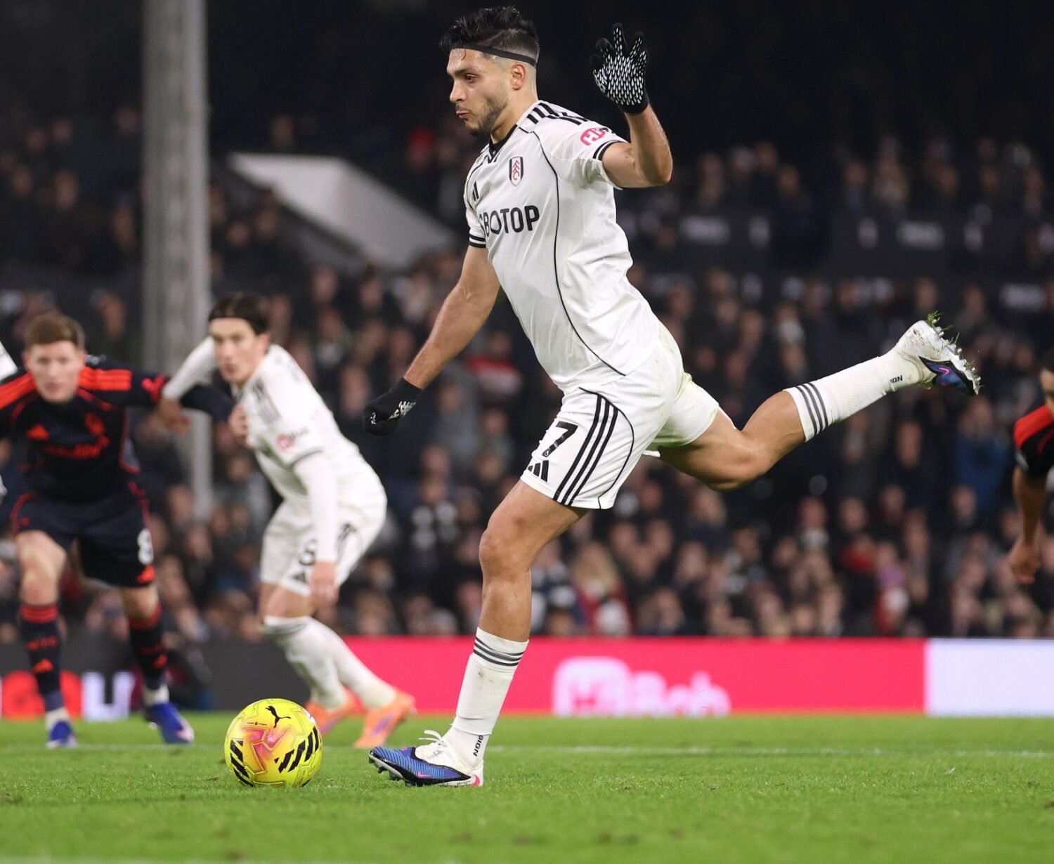 Raúl Jiménez anota gol del triunfo del Fulham y empata récord histórico de perfección en Premier League. VIDEO