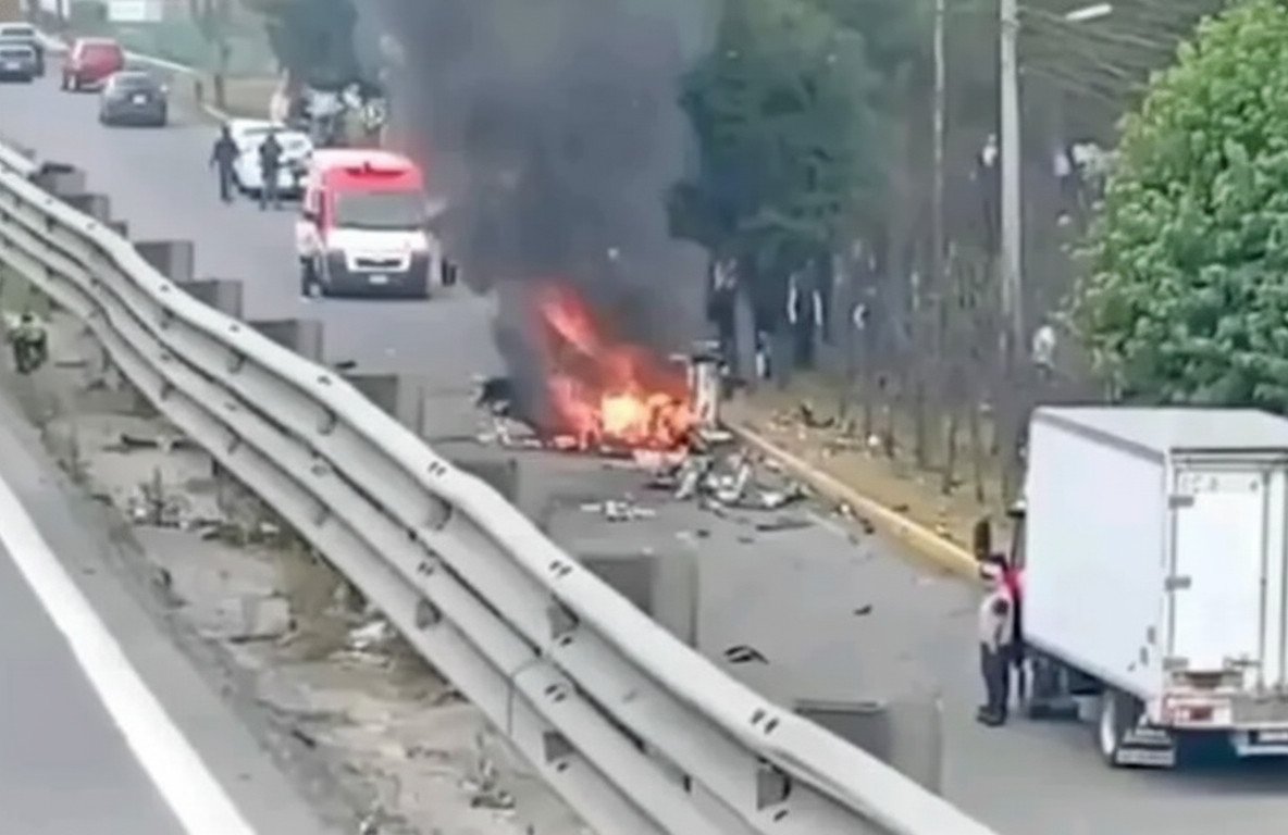 OJO: Explosión de taxi frente a Plazas Outlet Lerma