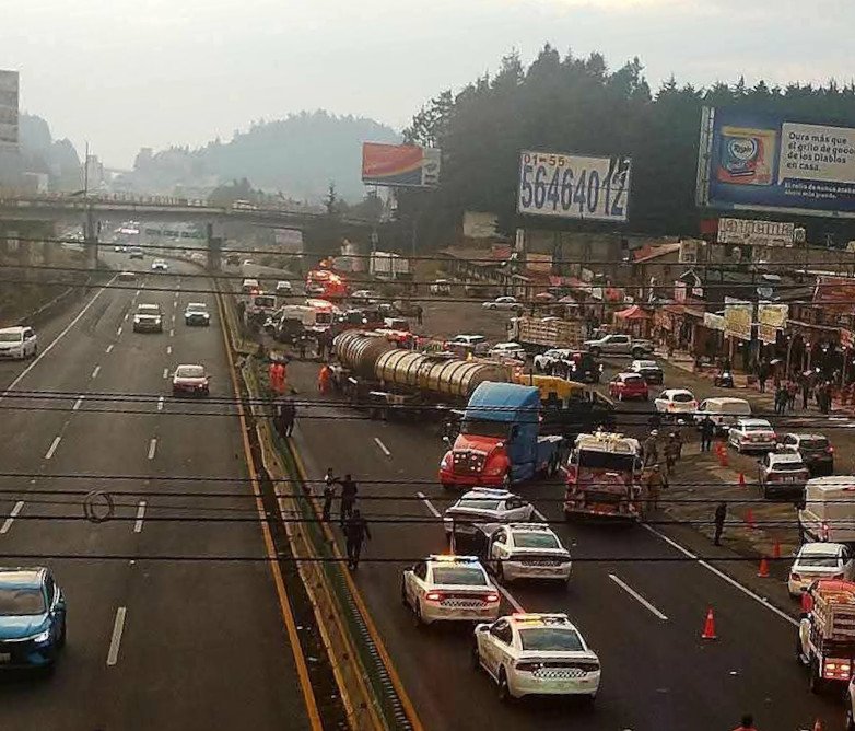 OJO: Tráiler choca e invade carril contrario provocando carambola en la México-Toluca