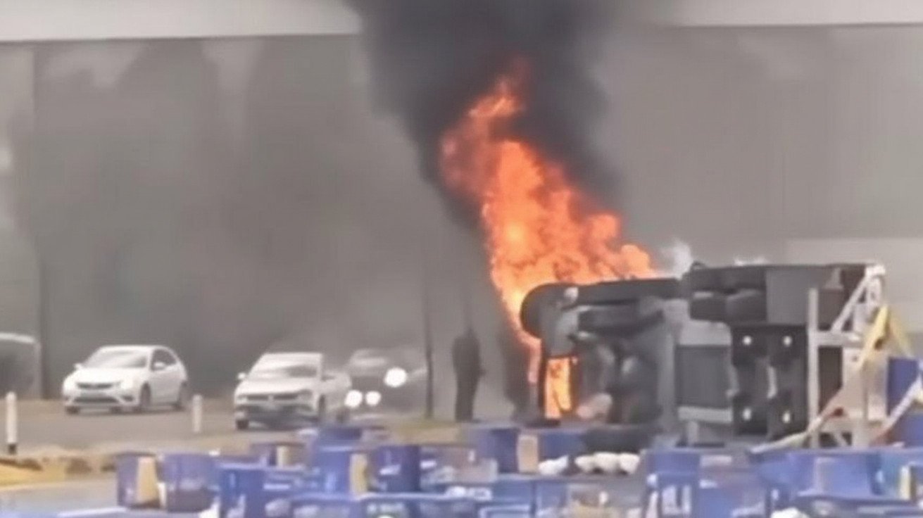 OJO: Tráiler vuelca y se incendia en la Texcoco–Calpulalpan; al menos dos víctimas fatales