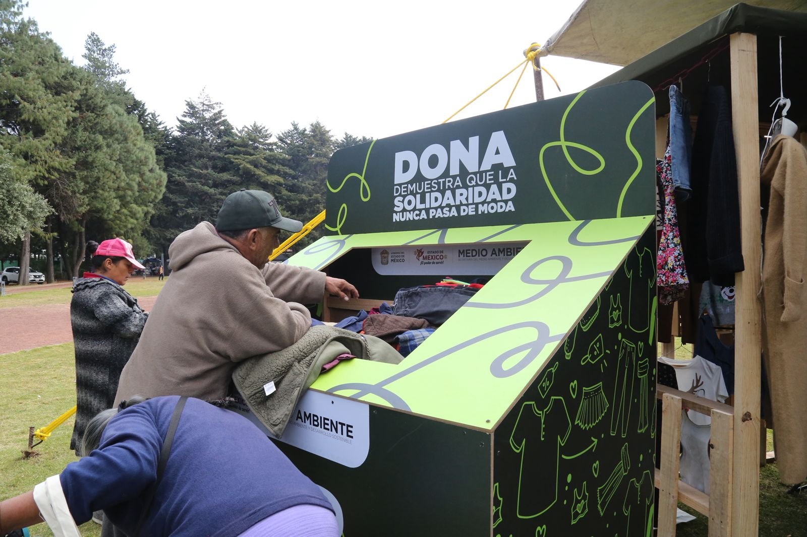 Más de dos mil personas participan en “Trueque Verde” de ropa en Toluca