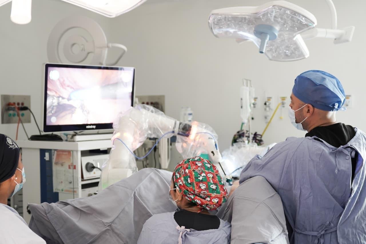 Cirugía robótica gratuita llega al sector público mexiquense con la primera unidad instalada en el país